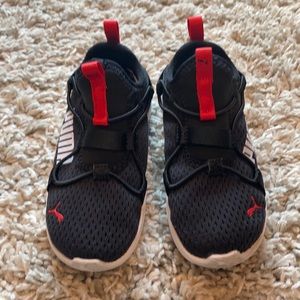 Puma: Red and black Slip on shoes